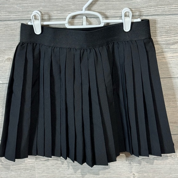 Black pleated mini skirt with an elastic waist and lined with shorts Size Medium - Picture 4 of 12